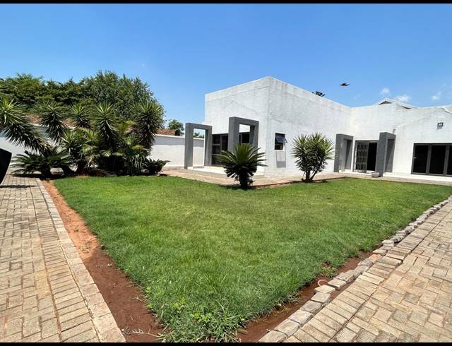 4 BEDROOM HOUSE FOR SALE IN OOS EINDE